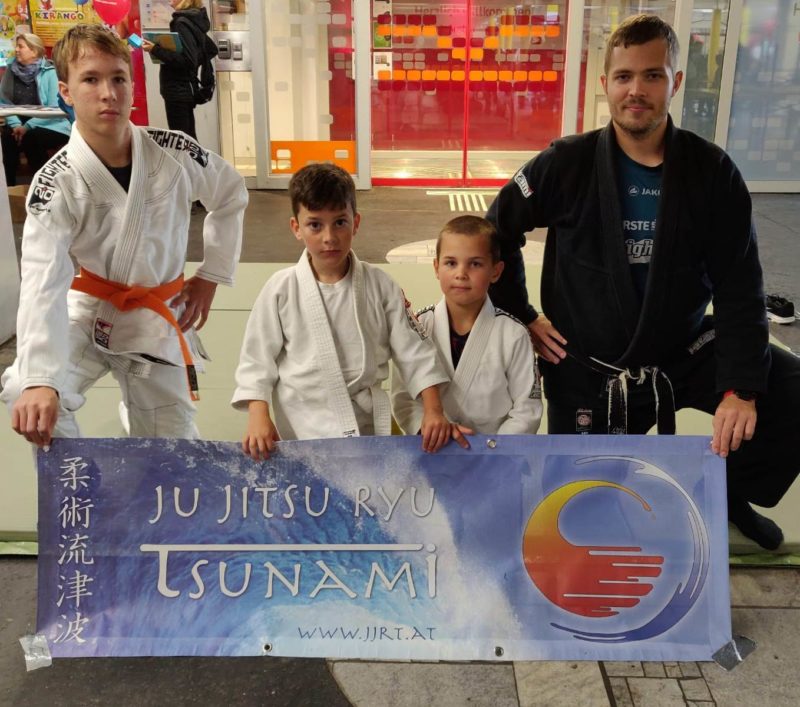 Trainer und 3 junge Helfer auf der Tatami