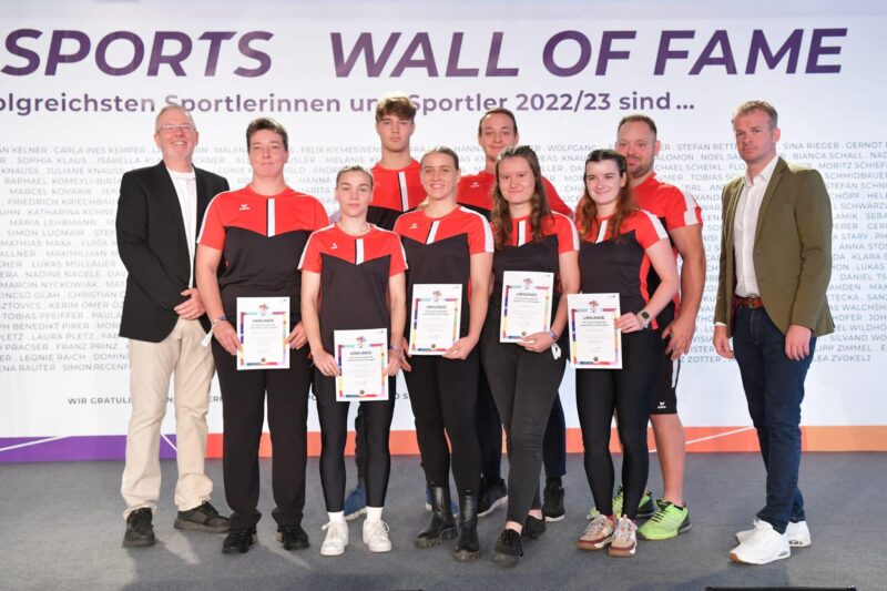 Ist möglicherweise ein Bild von 7 Personen, Personen, die Tennis spielen und Text